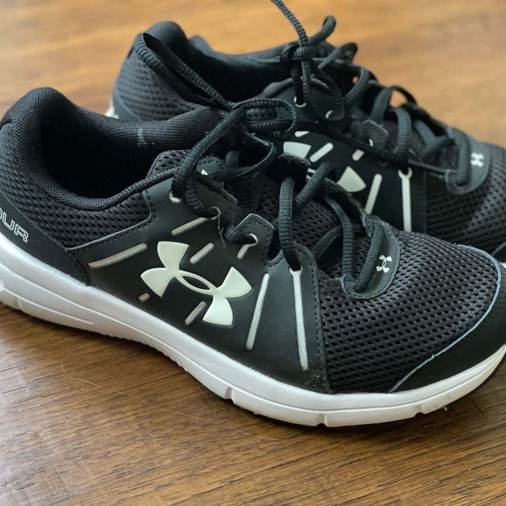 Womens Under Armour Black tennis shoes, size 8.5